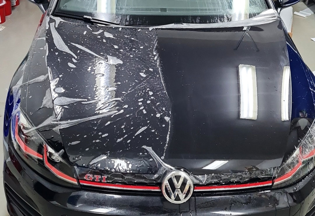 Fahrzeug im Folierungsprozess